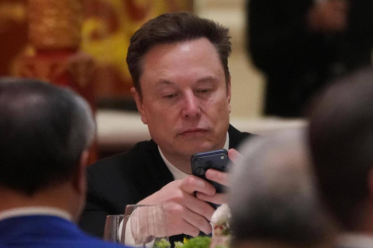 የኢሎን ማስክ (Elon Musk) የሀብት መጠን  1 ትሪሊዮን ዶላር  በማለፍ በታሪክ የመጀመሪያው ትሪሊየነር ለመሆን በቅቷል::