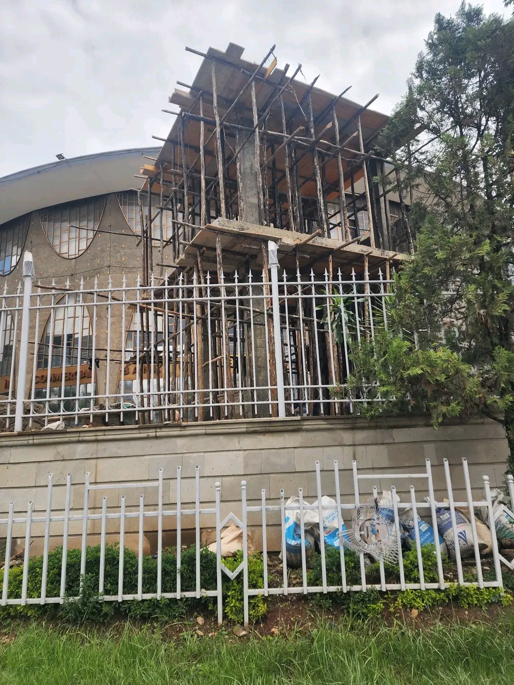 በታሪካዊው  ንግድ ባንክ (ክቡ) ሕንፃ ፊት ለፊት የሕንፃውን ውበት በእጅጉ የሚጎዳ የዘበኛ ቤት ቅጥያ ግንባታ እና ቅሬታ